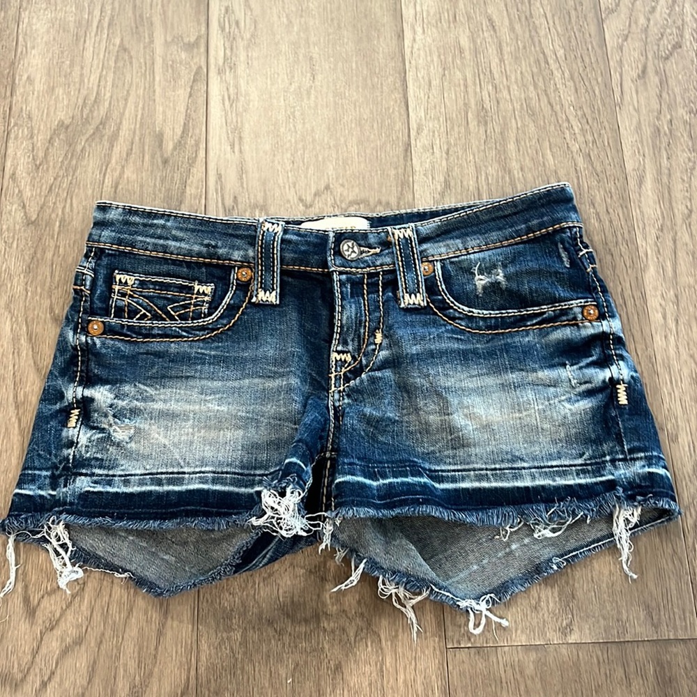 Big Star Women’s mid rise distressed cutoffs Size 26